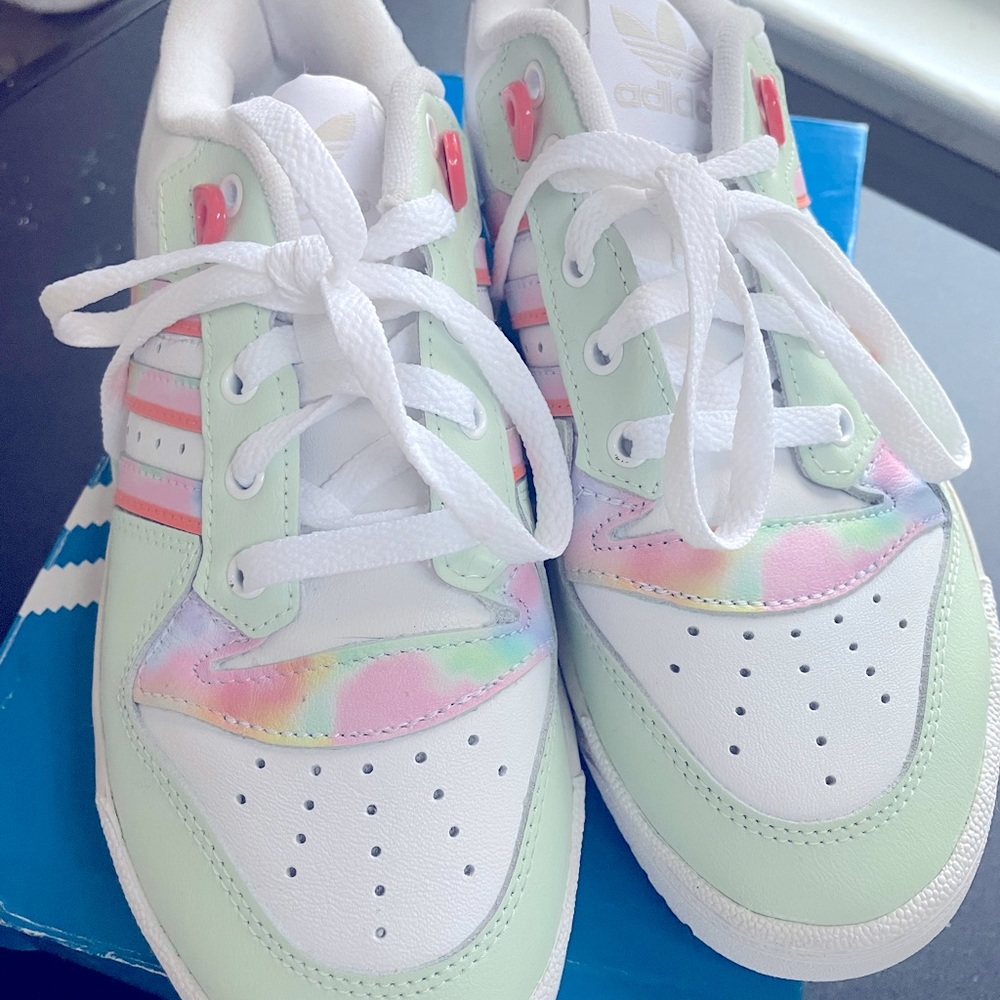 Adidas sneakers size 6